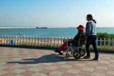 连云港八旬老人推轮椅带老伴游中国(为了方便推轮椅带老伴出门)