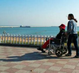 连云港八旬老人推轮椅带老伴游中国(为了方便推轮椅带老伴出门)